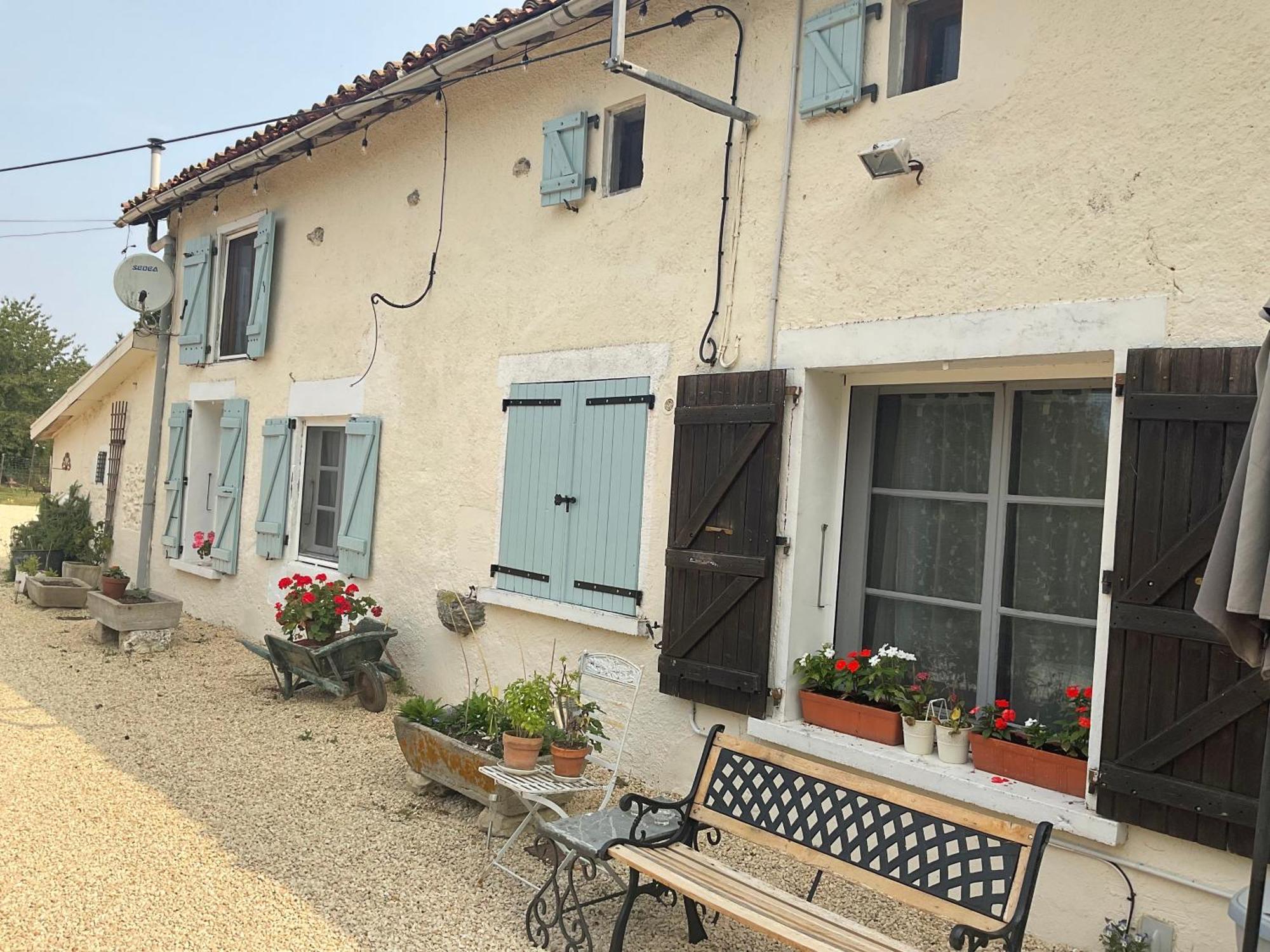 Bed and Breakfast Le Jardin De Rose 24 Feuillebert Romagne 86700 Экстерьер фото