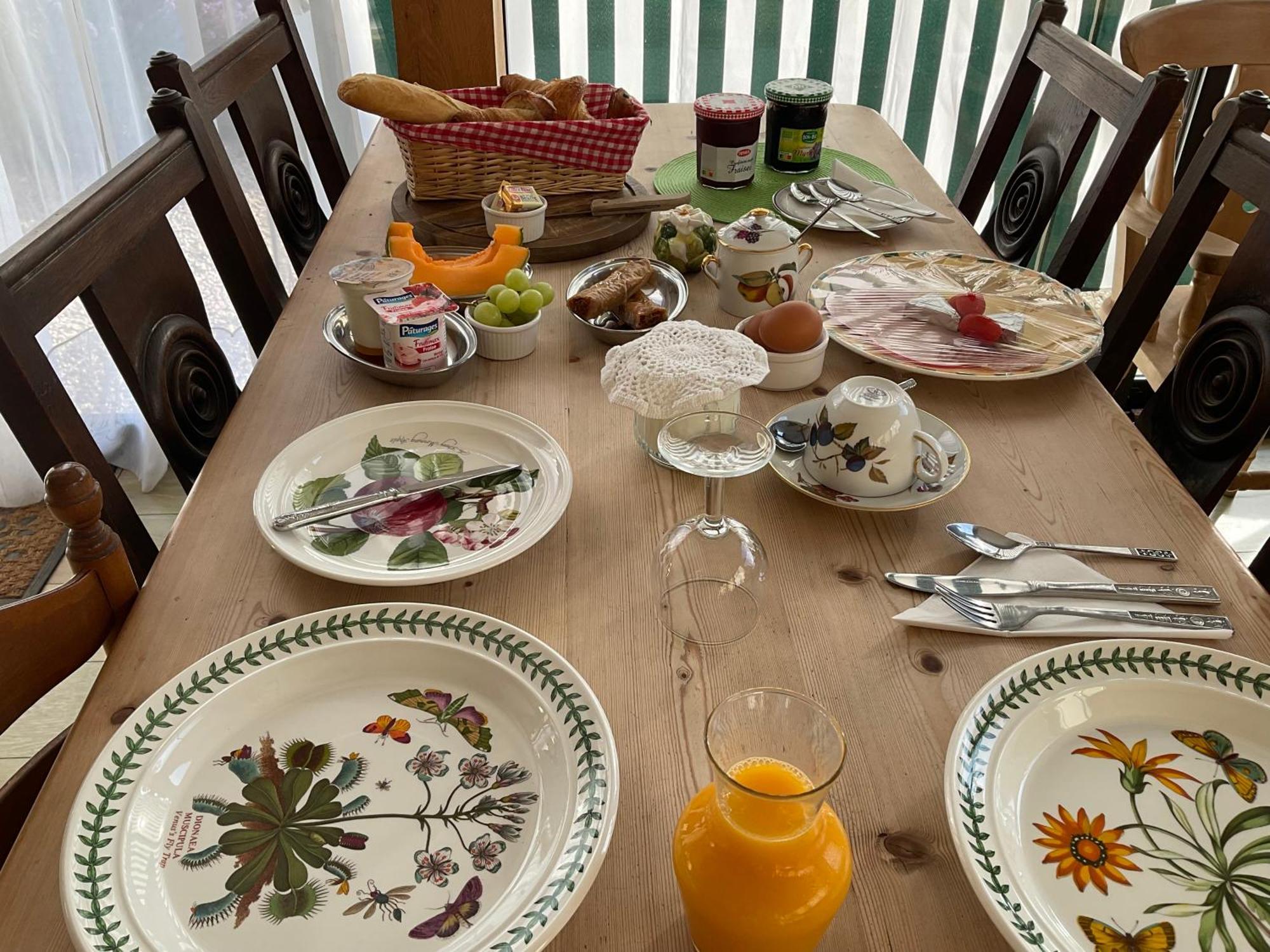 Bed and Breakfast Le Jardin De Rose 24 Feuillebert Romagne 86700 Экстерьер фото